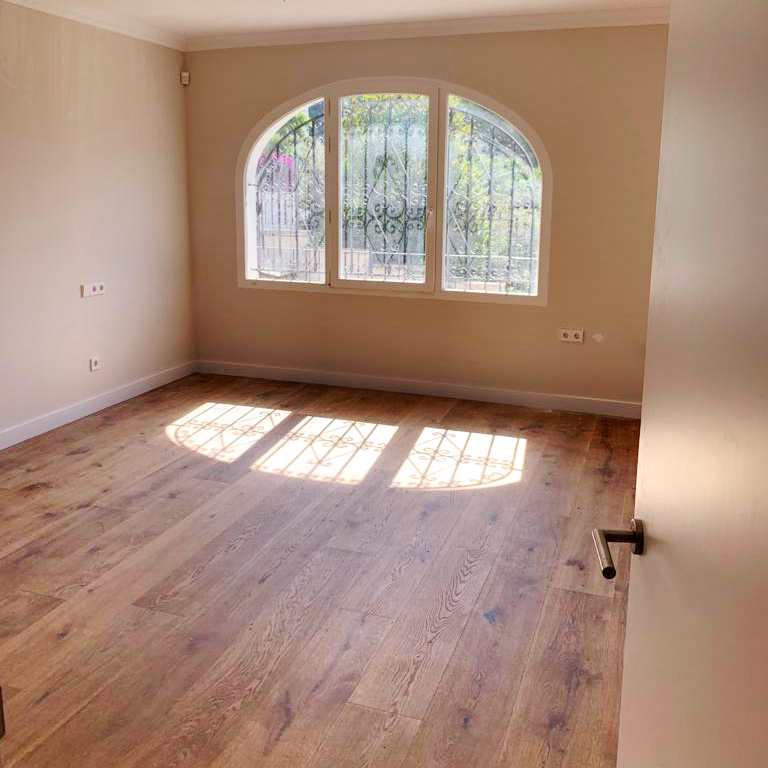 parquet habitación ventana