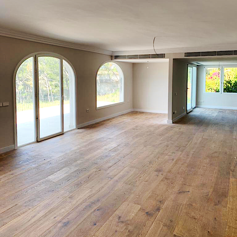 salon parquet ventanal